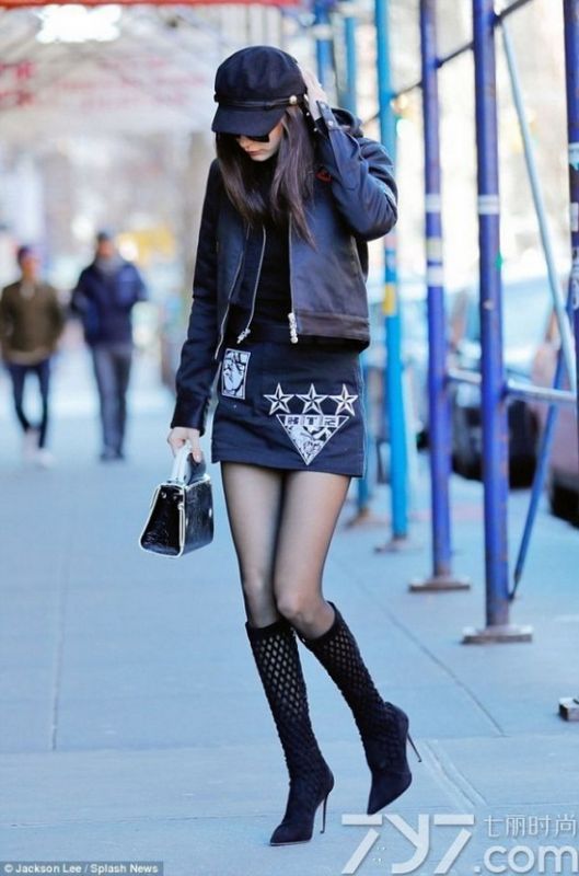 Bella Hadid纽约出街 黑丝+长靴尽显大长腿